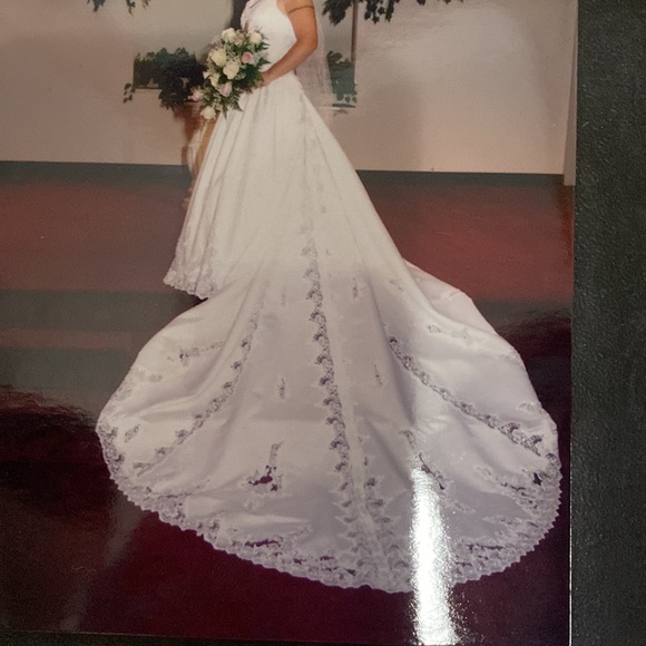 Michaelangelo wedding dress with a beautiful train - Picture 3 of 6